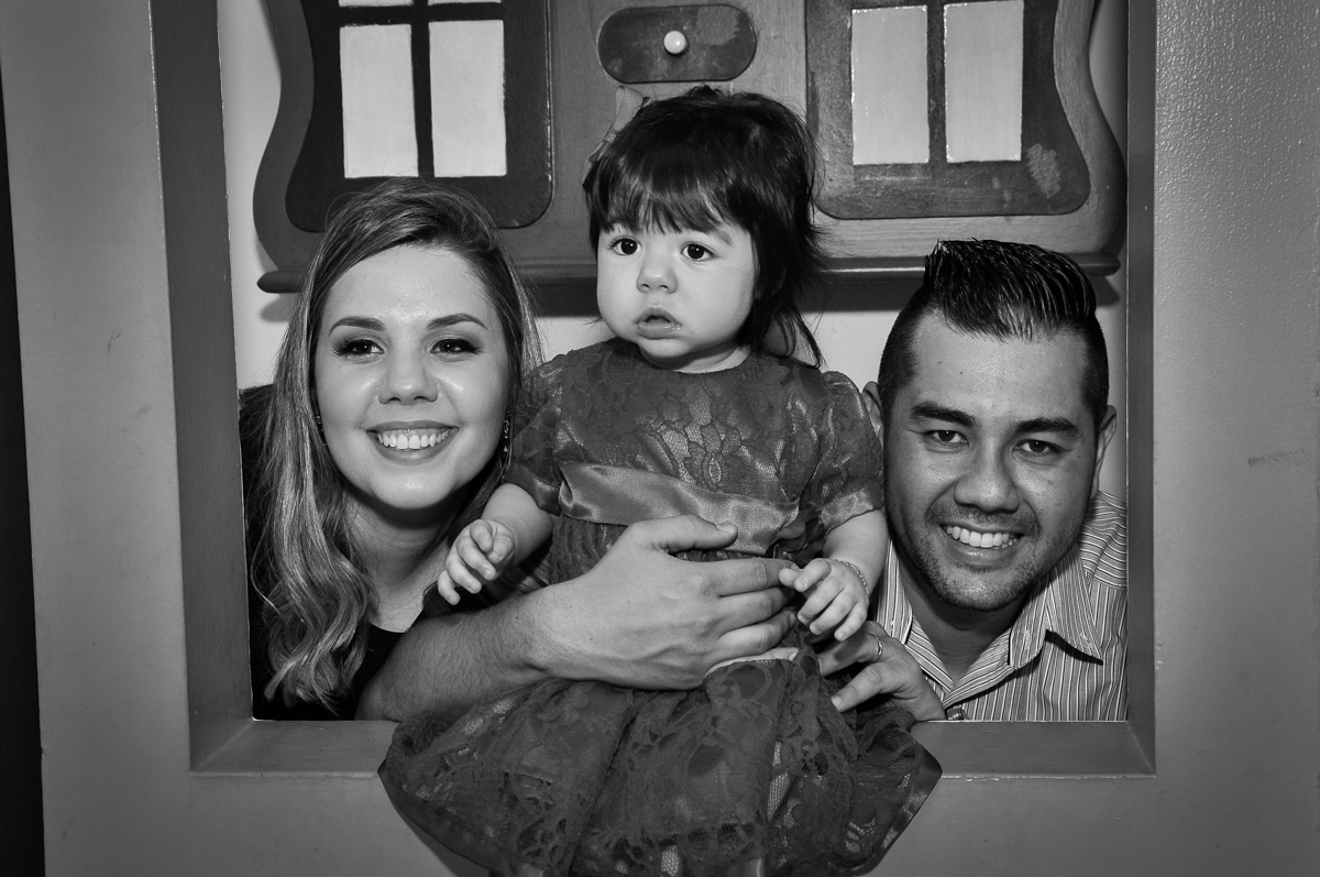 foto dos pais na casinha de boneca no Buffet Fábrica da Alegria unidade Osasco