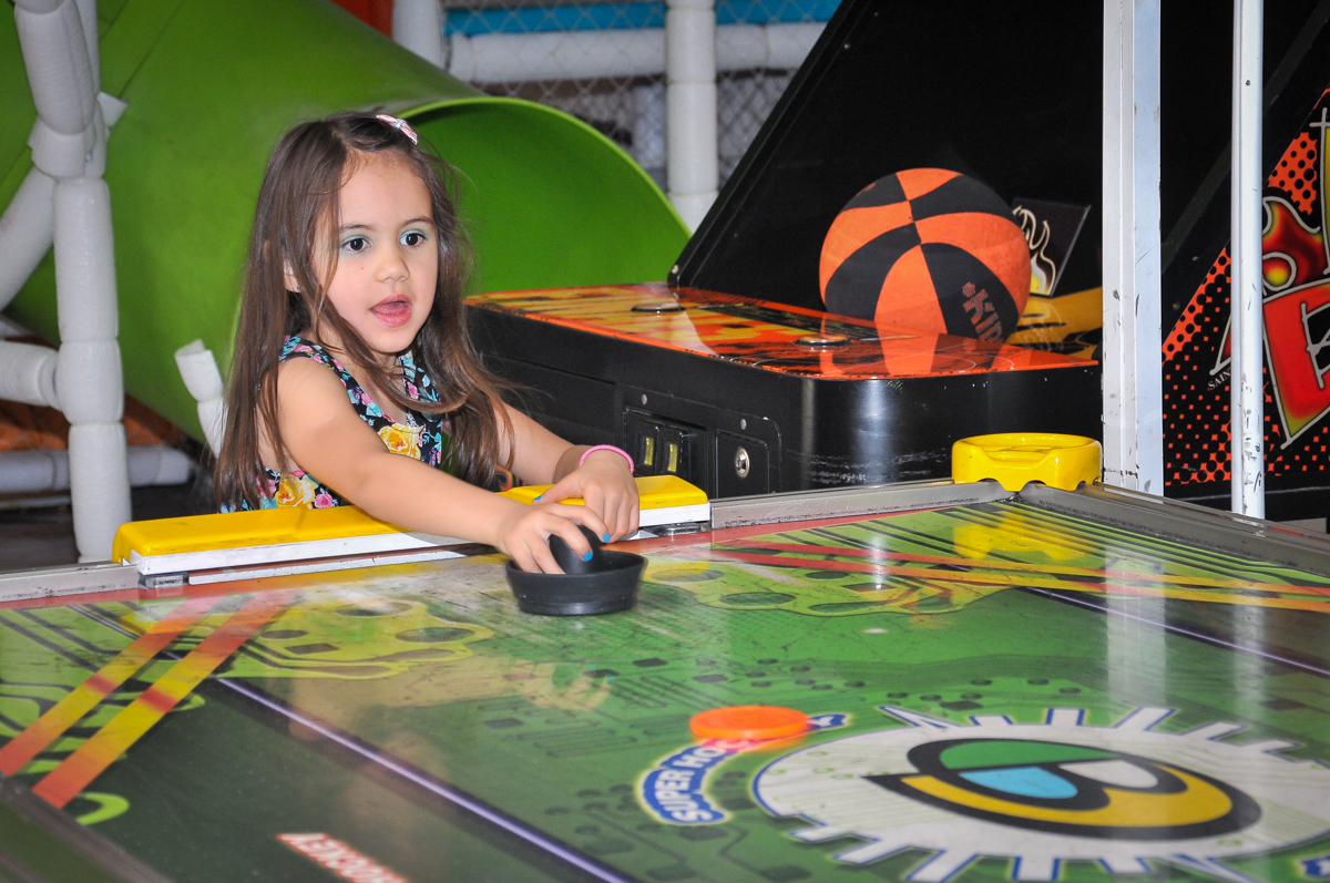 jogo de futebol de mesa no Buffet Fábrica da Alegria unidade Osasco