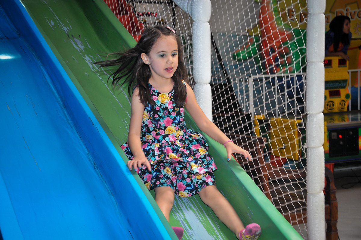 convidada brincando no escorregador no Buffet Fábrica da Alegria unidade Osasco