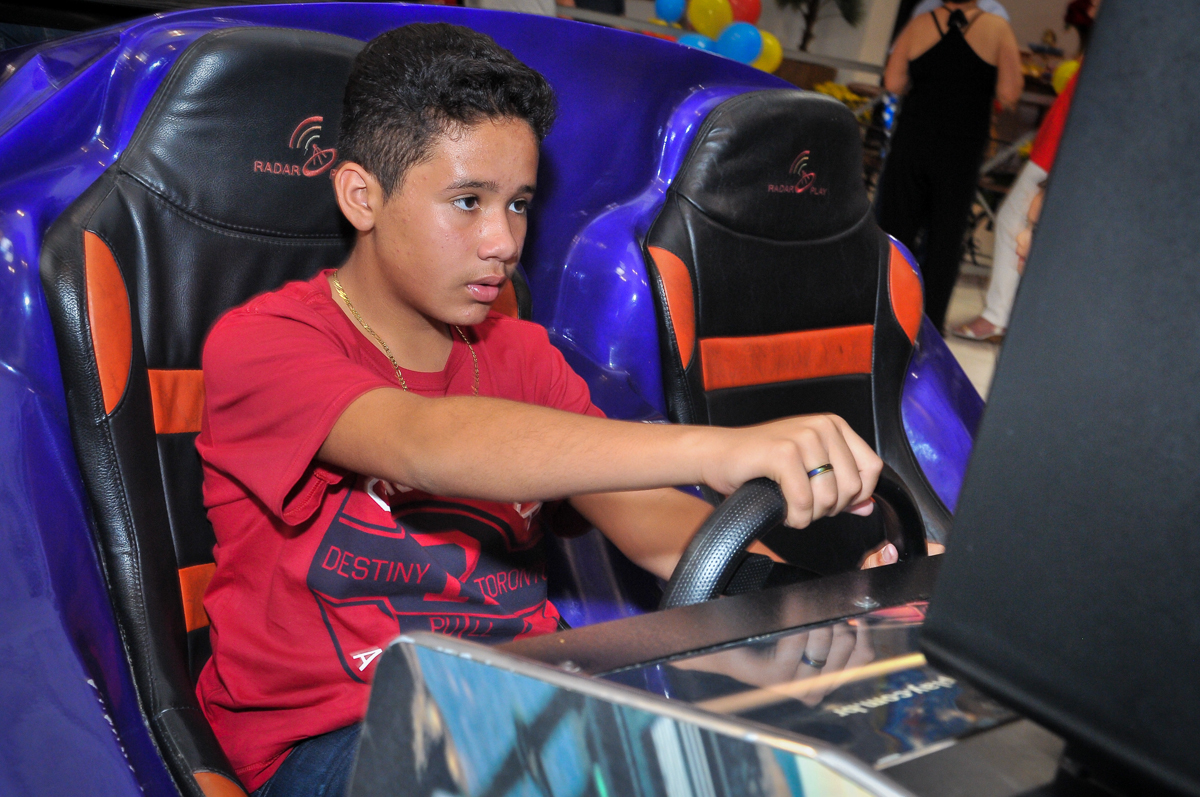 amiguinho curtindo na festa de aniversário da isabela no Buffet Fábrica da Alegria unidade Osasco