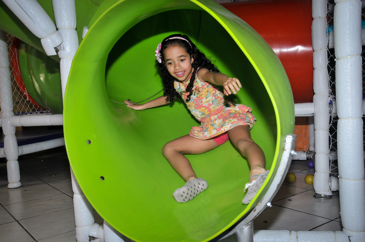 escorregando no escorregador bo brinquedão no Buffet Fábrica da Alegria unidade Osasco