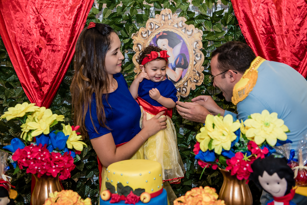 papai brinca e tira sorriso da aniversariante