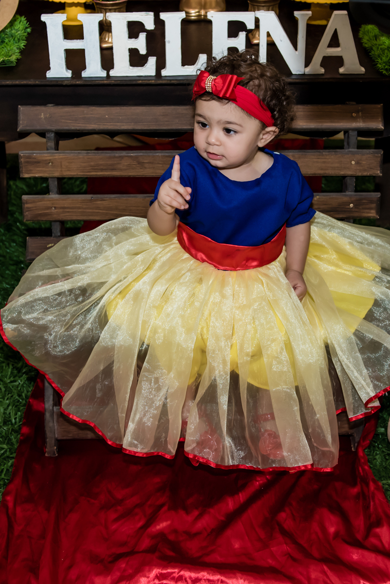 diverte com sua festa e mostra que faz 1 aninho