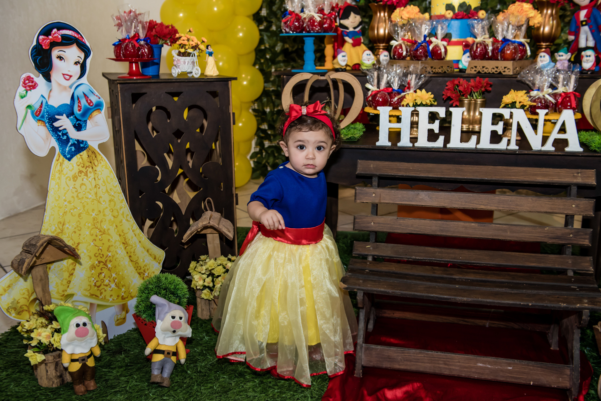 linda a helena fica em pé para pose de fotografia
