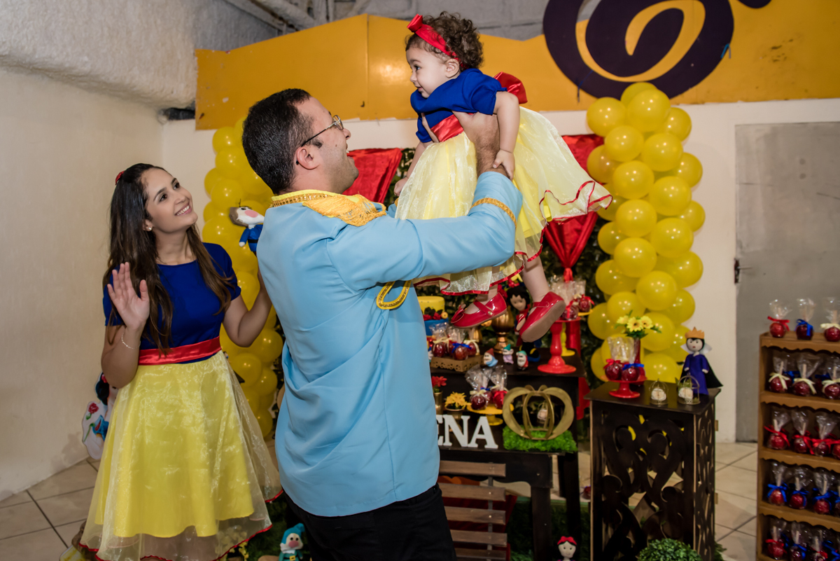 o papai brinca e a mamãe diverte a aniversariante