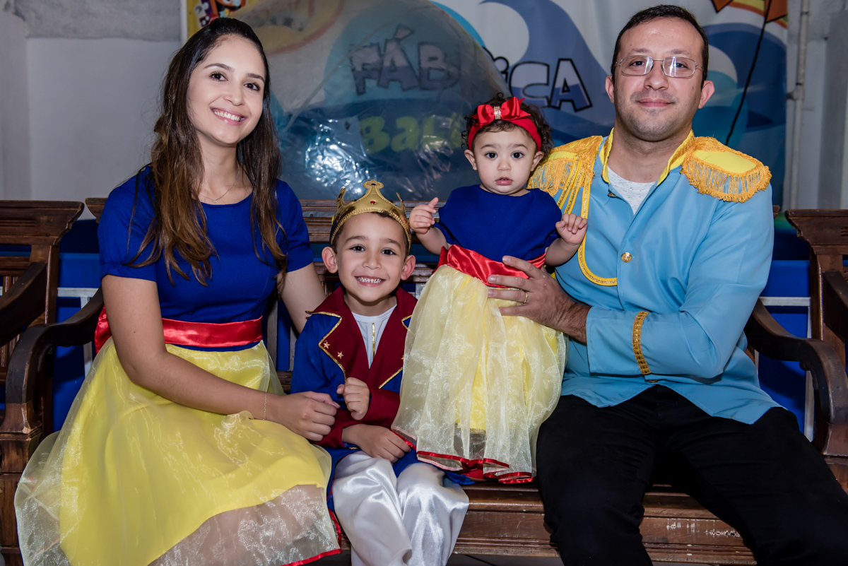 a família feliz faz foto enquanto espera pelos convidados