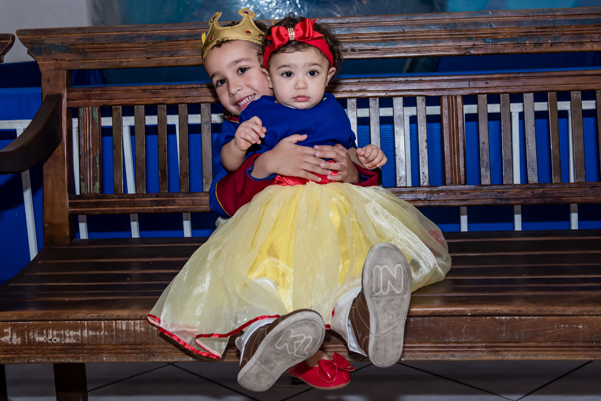 foto dos irmão muito felizes