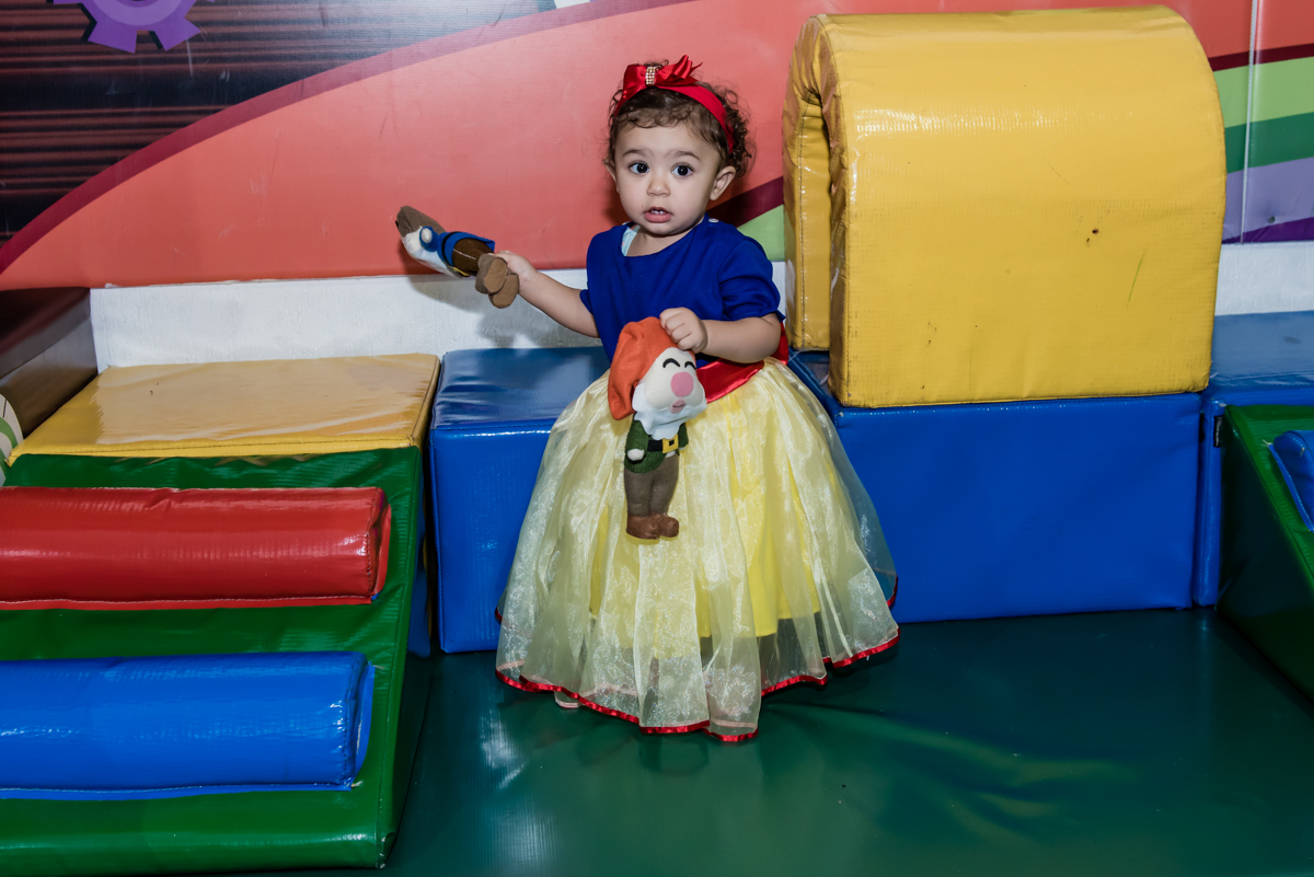 agora helena brinca na área baby do buffet fabrica da alegria