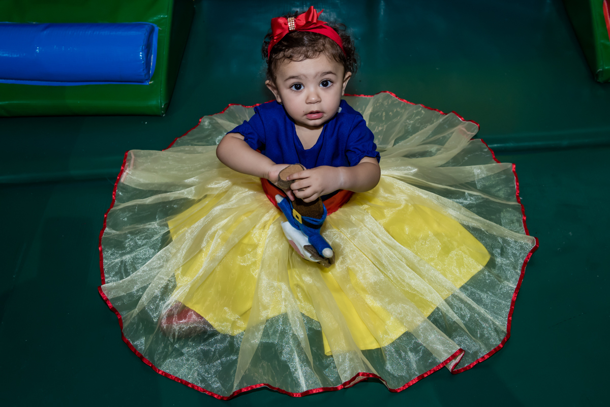 linda sentada com seu belo vetido de branca de neve