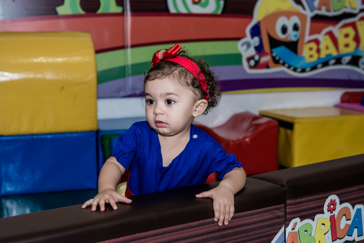 de longe helena observa a chegada dos amigos para sua festa