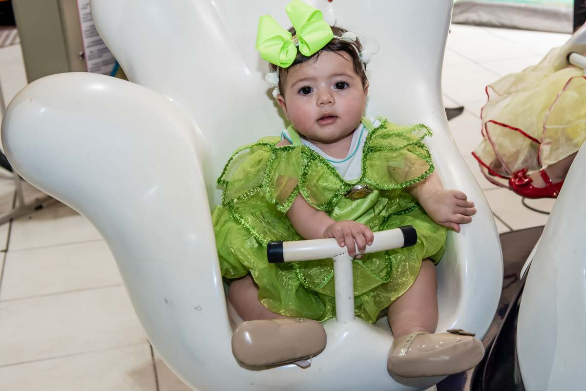 a amiguinha tambéms se diverte no brinquedo carrossel