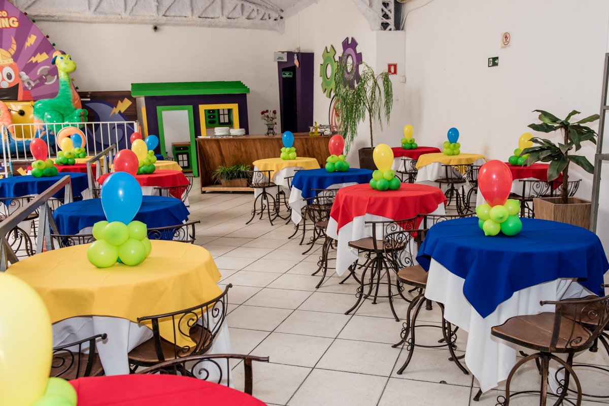 mesas decoradas com bexigas coloridas