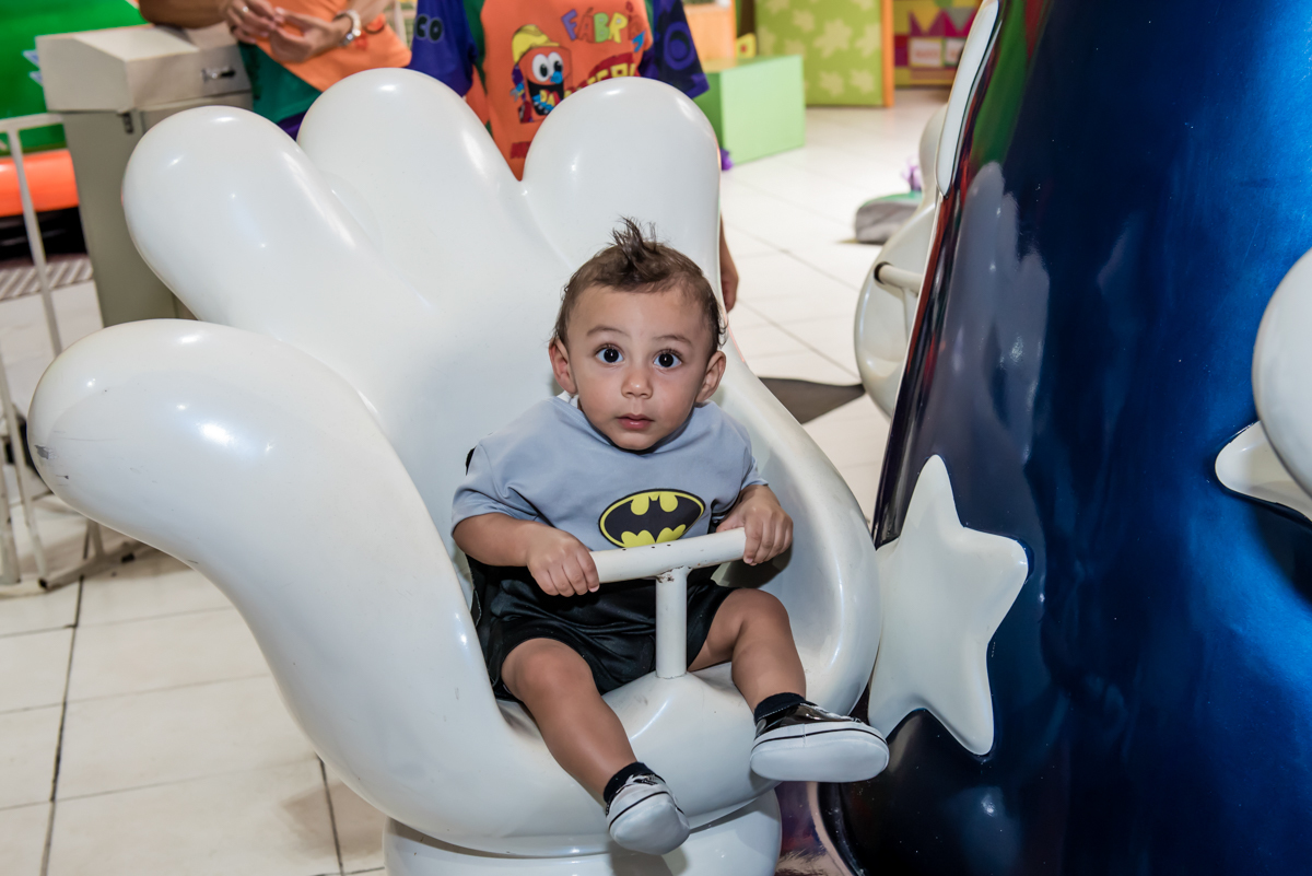 mais amigos que gostam de brincar no carrossel