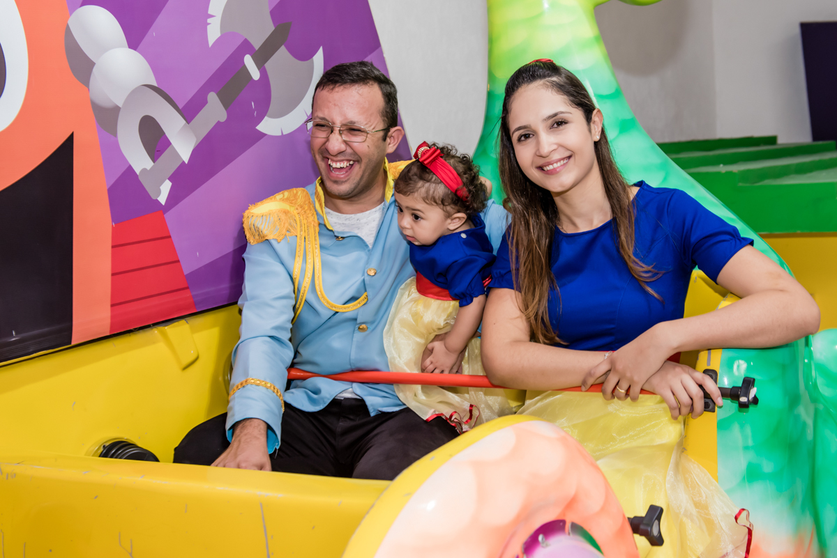 a familia brincam juntas no barco vicking