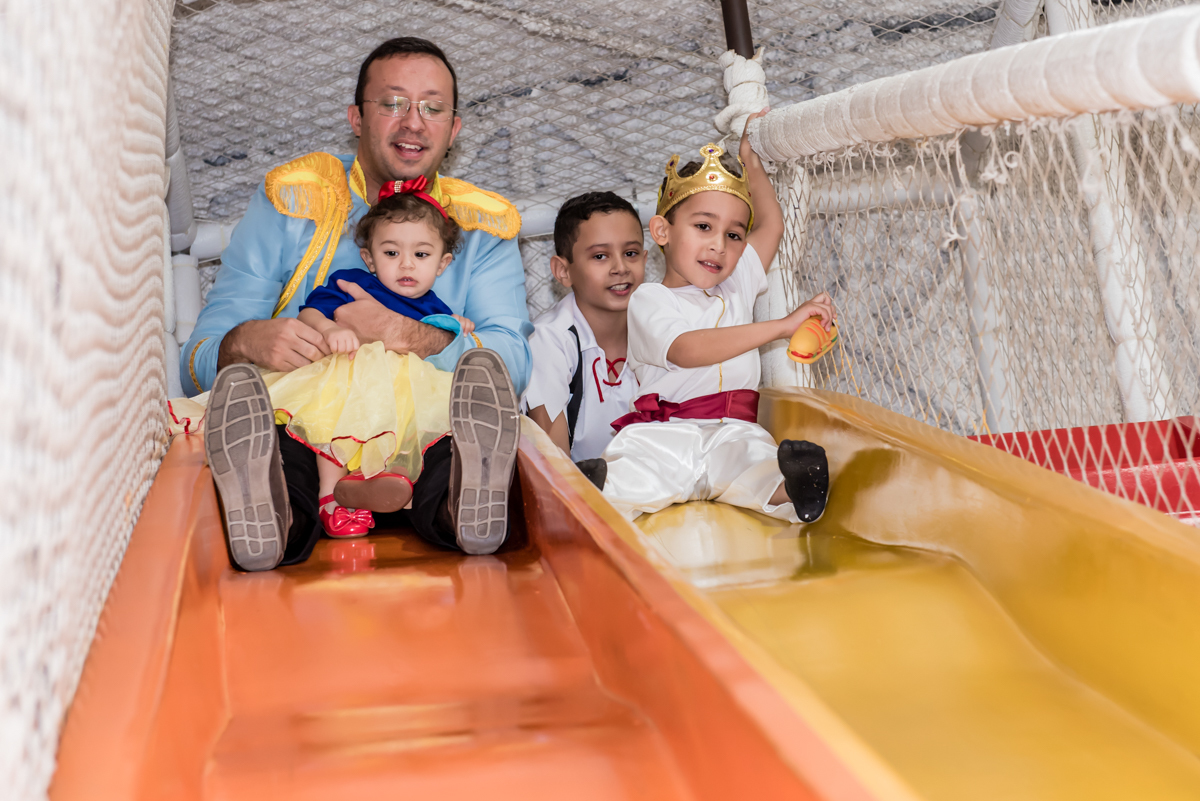 papai com as crianças vão descer no tobogã