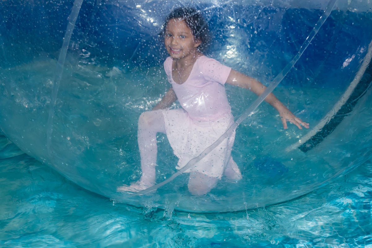 bola aquatica é diversão garantida entre as crianças