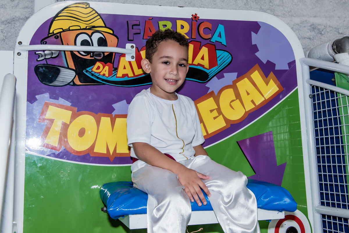 o irmão prepara para cair do brinquedo tombo legal