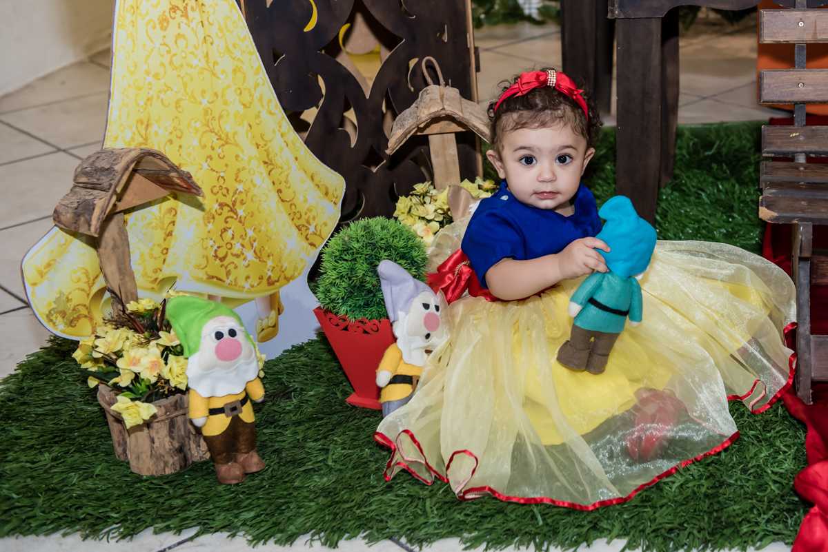 princesinha linda curte a mesa temática branca de neve e os 7 anões