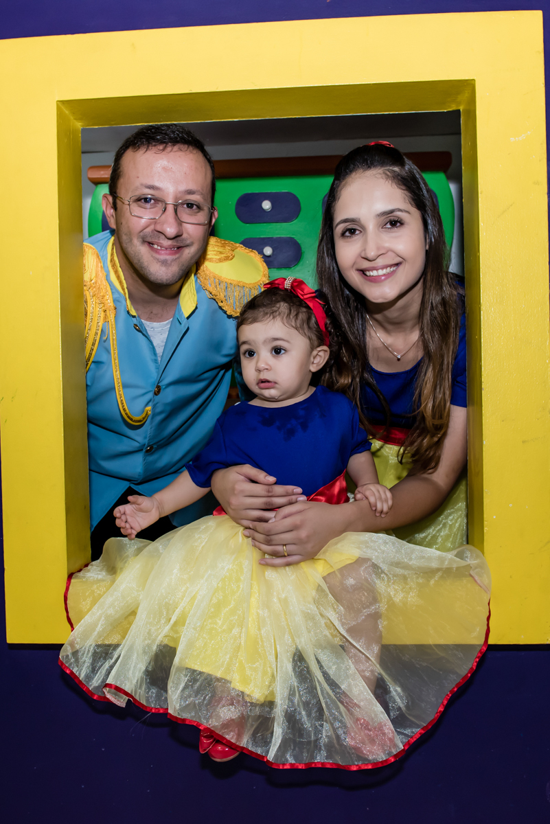 os pais faz foto na casinha de bonecas com a helena