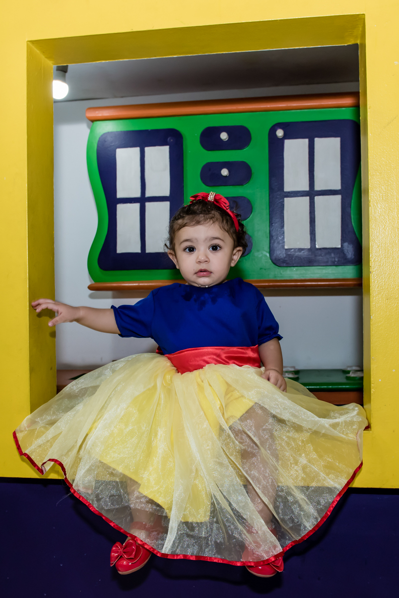 princesa linda na janela da casinha se divetindo