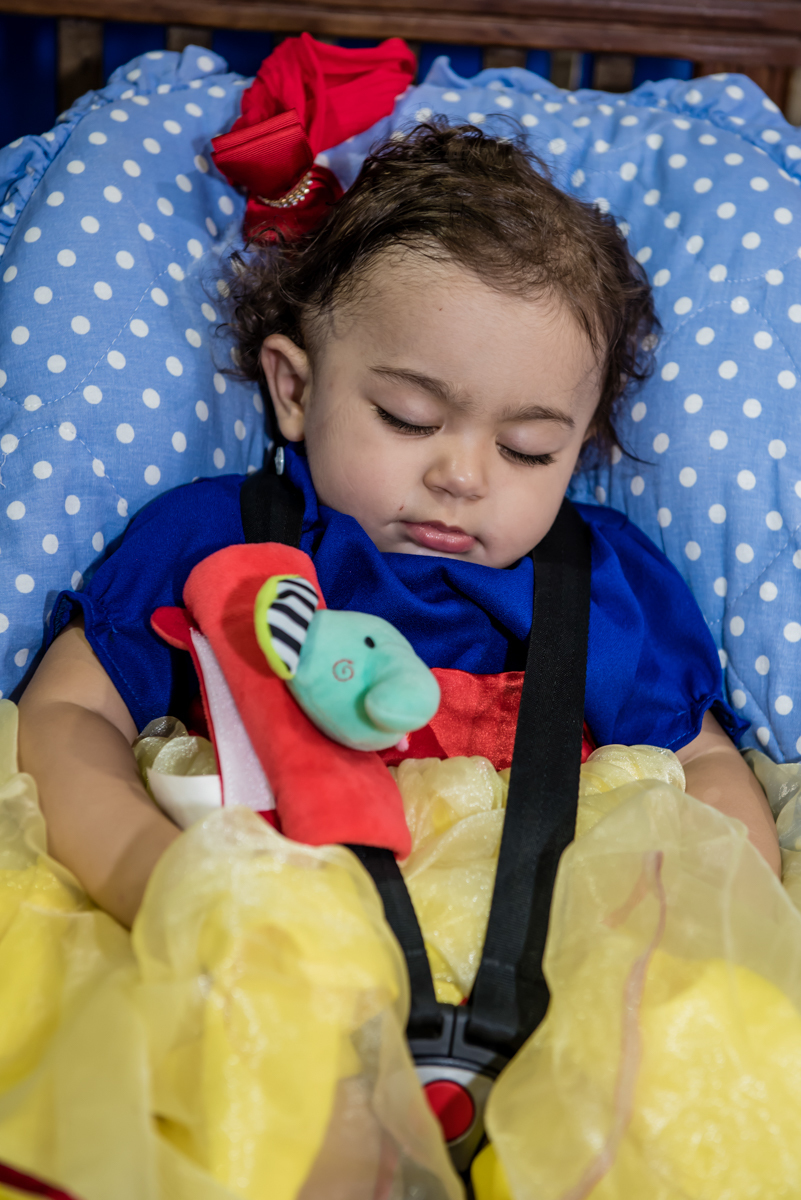 a aniversariante tira uma soneca no período da festa