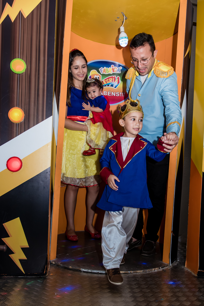 vai começar um parabéns muito animado no buffet