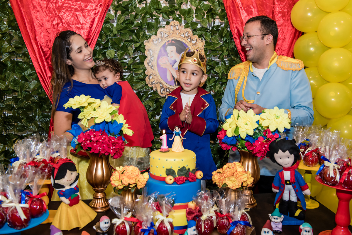 a família cantam um parabéns muito animado