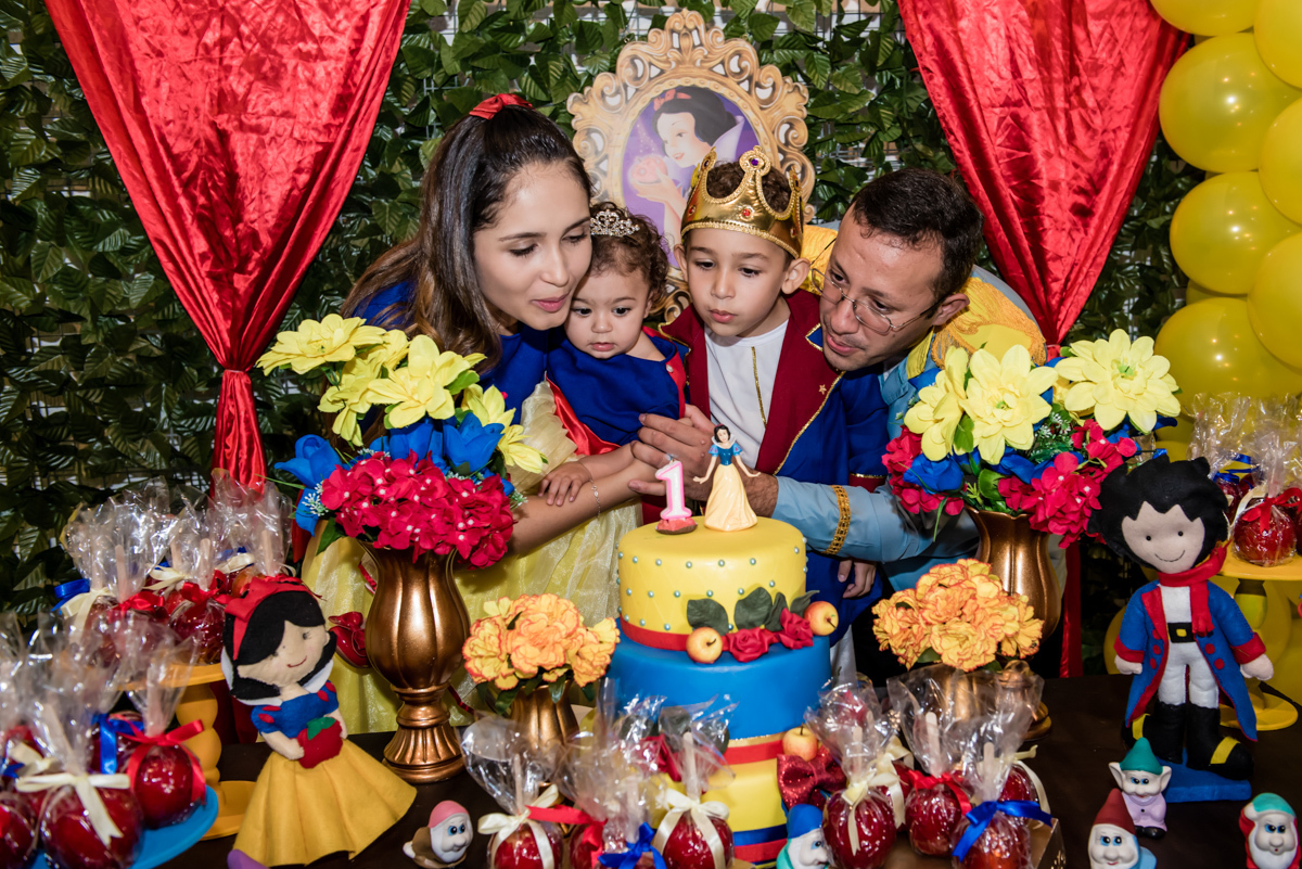 soprando a vela do bolo
