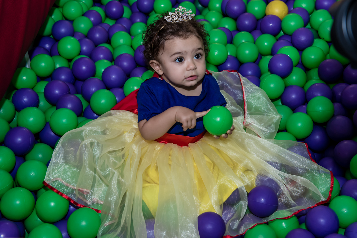 final de festa com brincadeira divertida na piscina de bolinhas