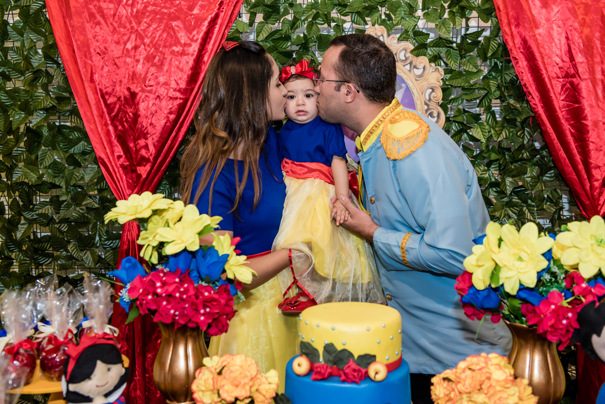 beijo sanduiche dado pelos pais na aniversatiante