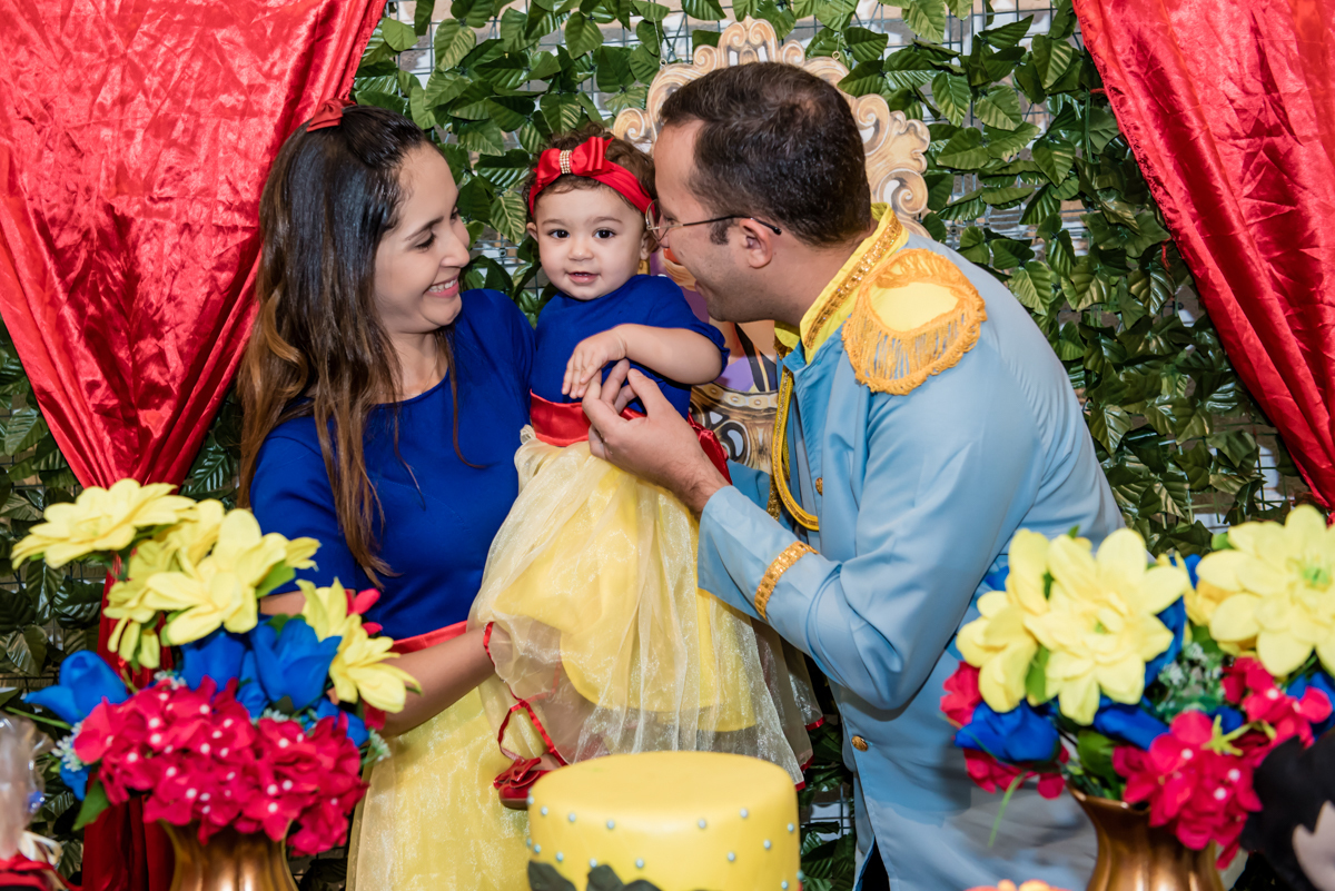brincadeira divertida dos pais descintraindo a helena que faz 1 aninho