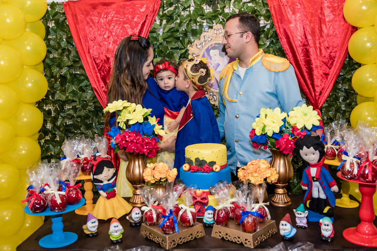 o irmão também faz carinho na aniversariante com beijinho