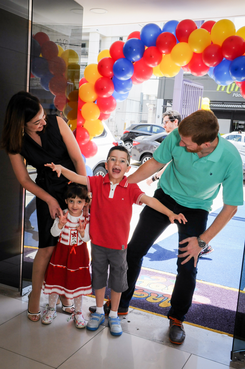 entrada da família para festa de aniversário no Buffet Magic Joy, Saúde