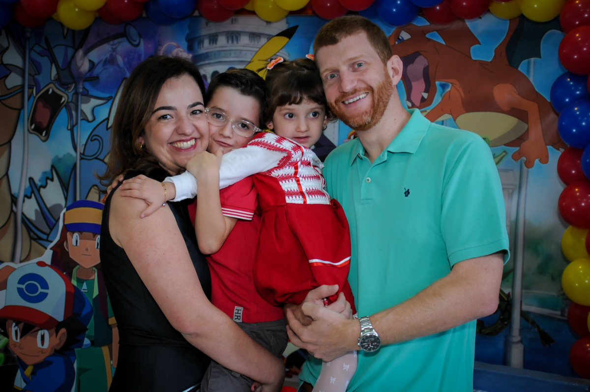 foto da família em frente a mesa decorada Pken Mon no Buffet Magic Joy, Saúde