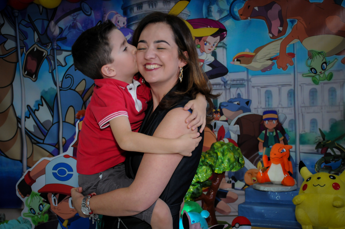 beijo do aniversariante em sua mãe em frente a mesa decorada no Buffet Magic Joy, Saúde