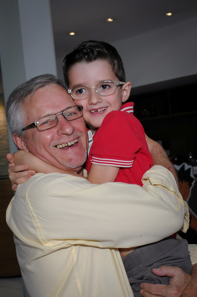 chegada do vovô para a festa de aniversário do Feliipe e Rafaela no Buffet Magic Joy, Saúde