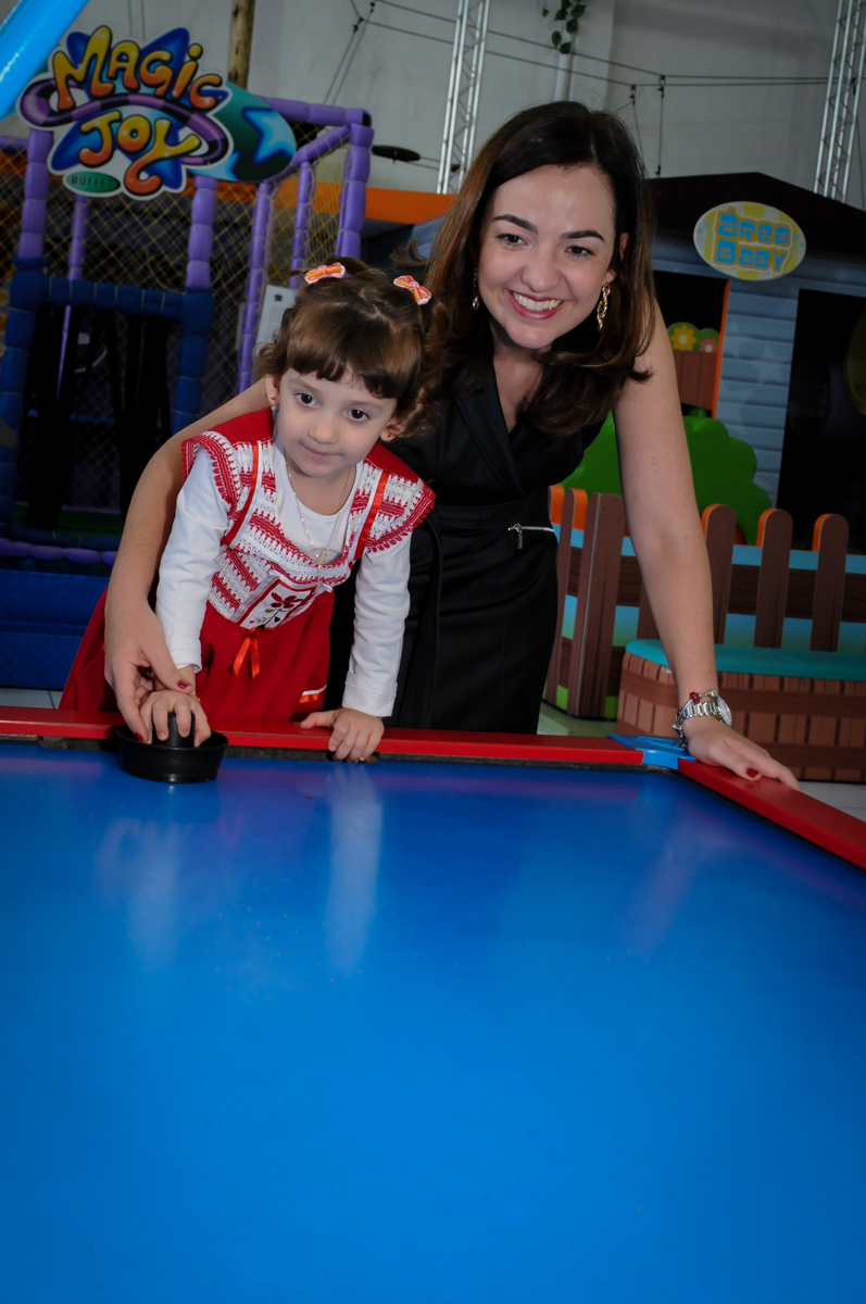 aniversariante joga com sua mãe futebol de mesa no Buffet Magic Joy, Saúde