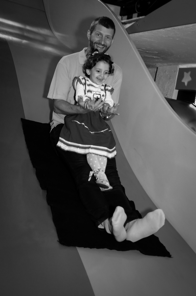 brincando no escorregador  no Buffet Magic Joy, Saúde