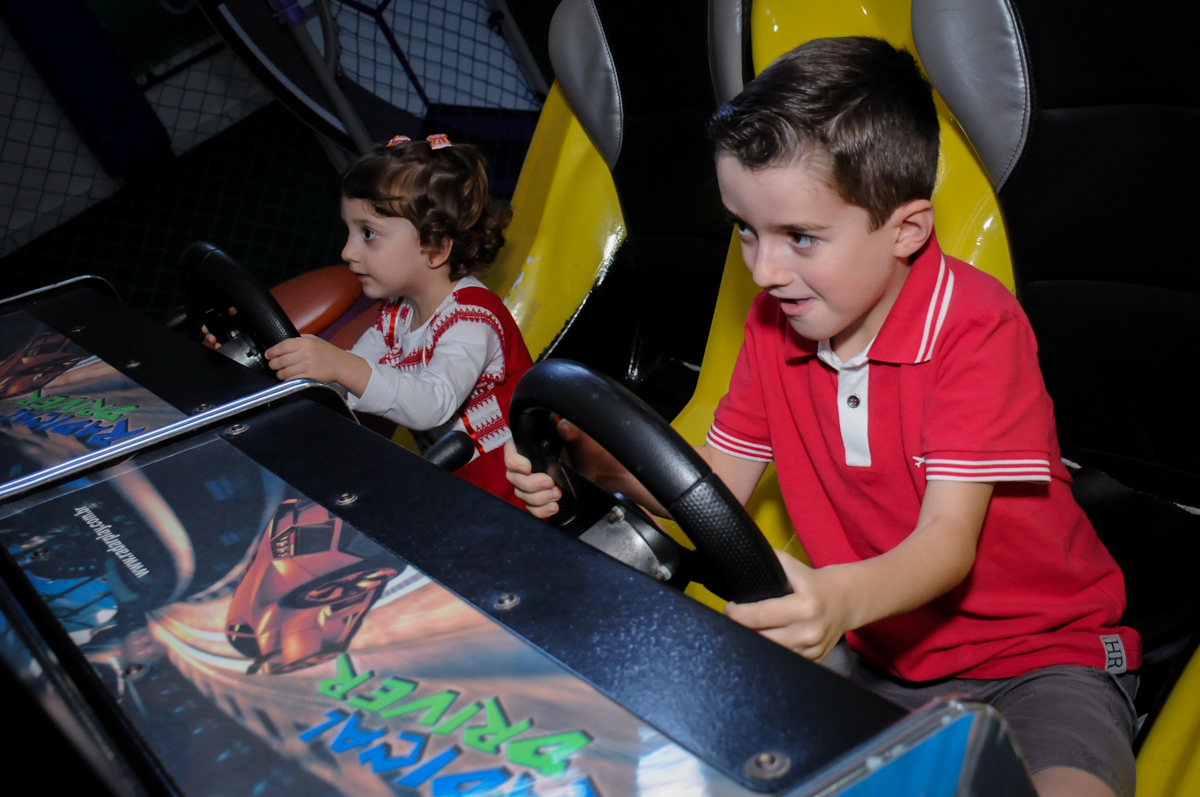 os aniversariantes se divertem no carrinho de corrida no Buffet Magic Joy, Saúde