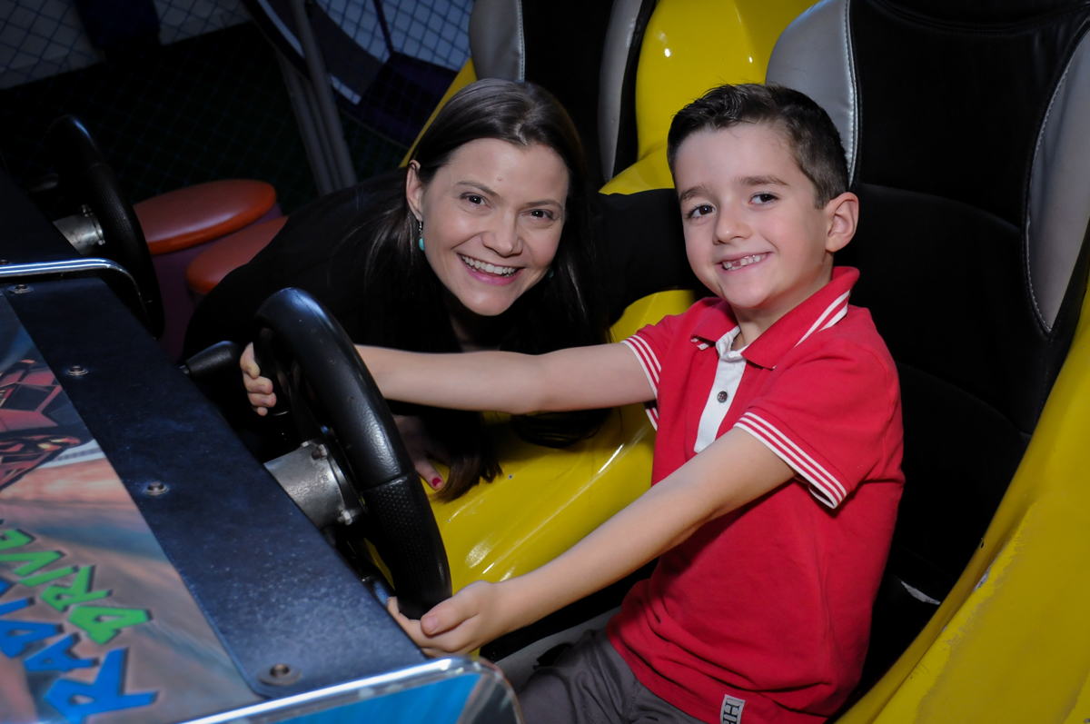 foto do aniversariante e amiga no Buffet Magic Joy, Saúde