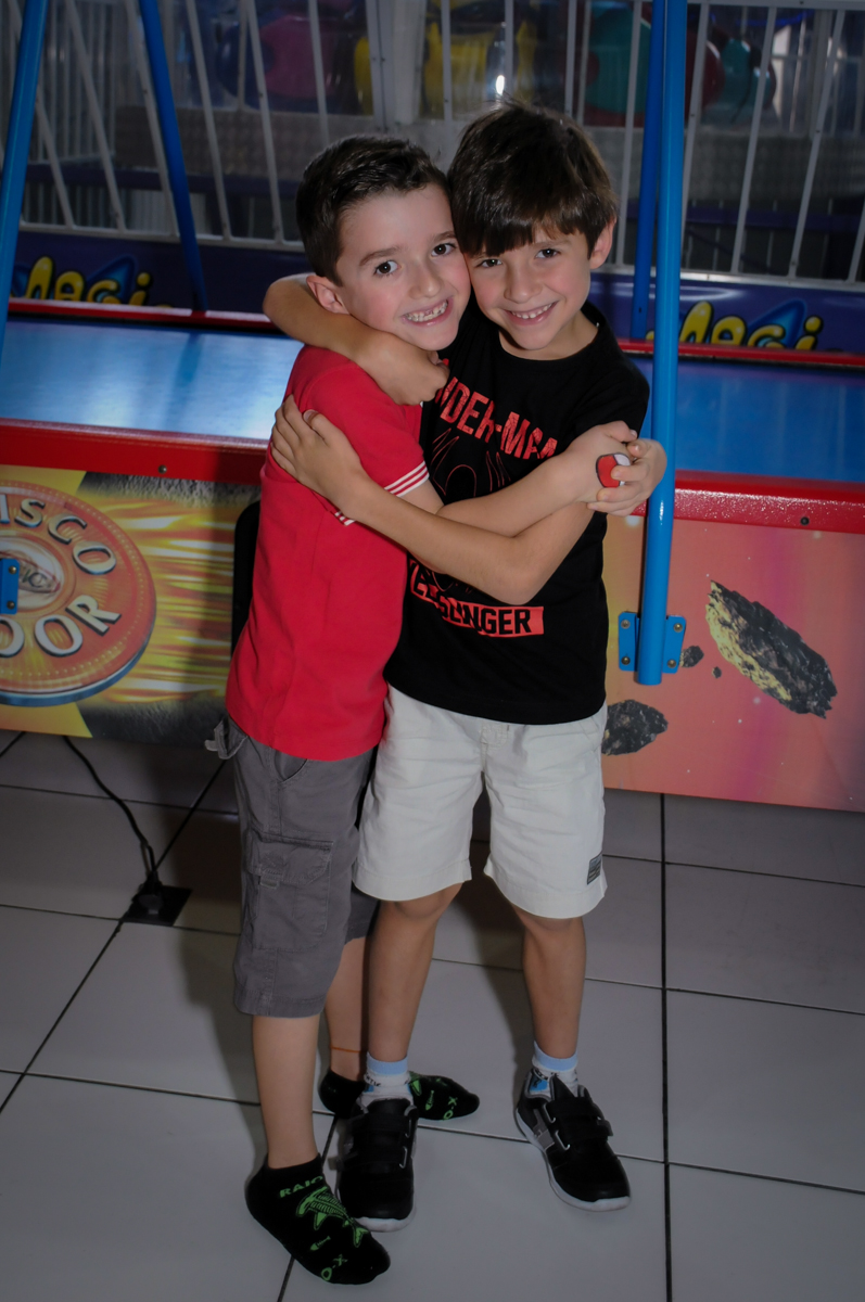 abraço do aniversariante em seu amigo no Buffet Magic Joy, Saúde