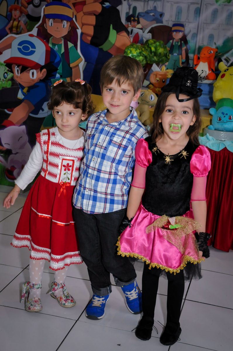 foto dos amigos na mesa decorada Poken Mon no Buffet Magic Joy, Saúde