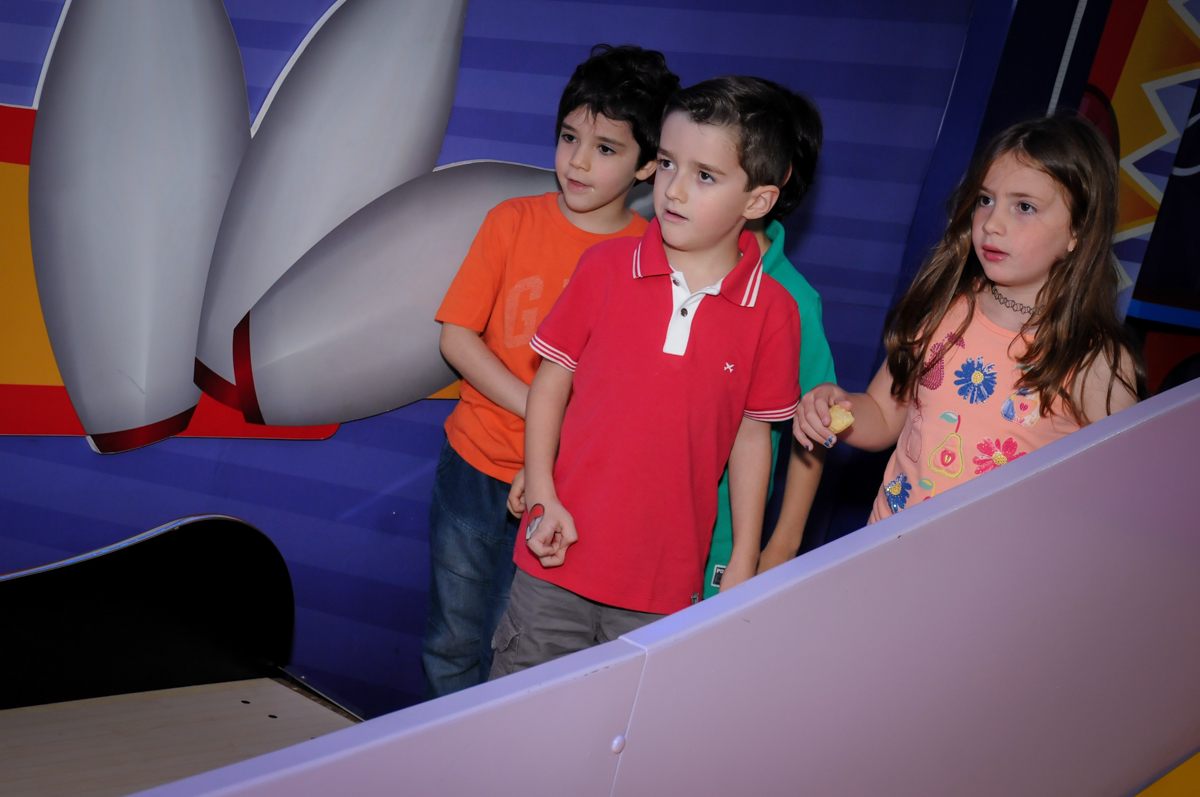 jogando no boliche no Buffet Magic Joy, Saúde