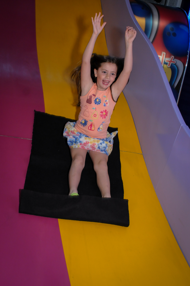 escorregando no escorregador no Buffet Magic Joy, Saúde