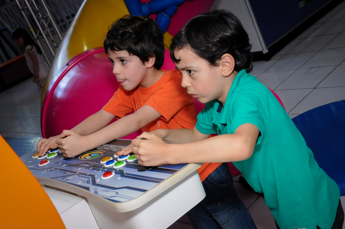 amigos jogam game no Buffet Magic Joy, Saúde