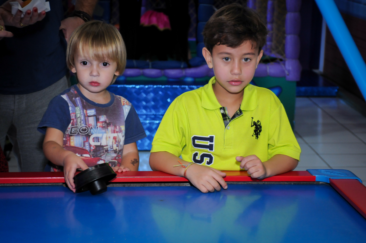 amigos jogam no futebol de mesa no Buffet Magic Joy, Saúde