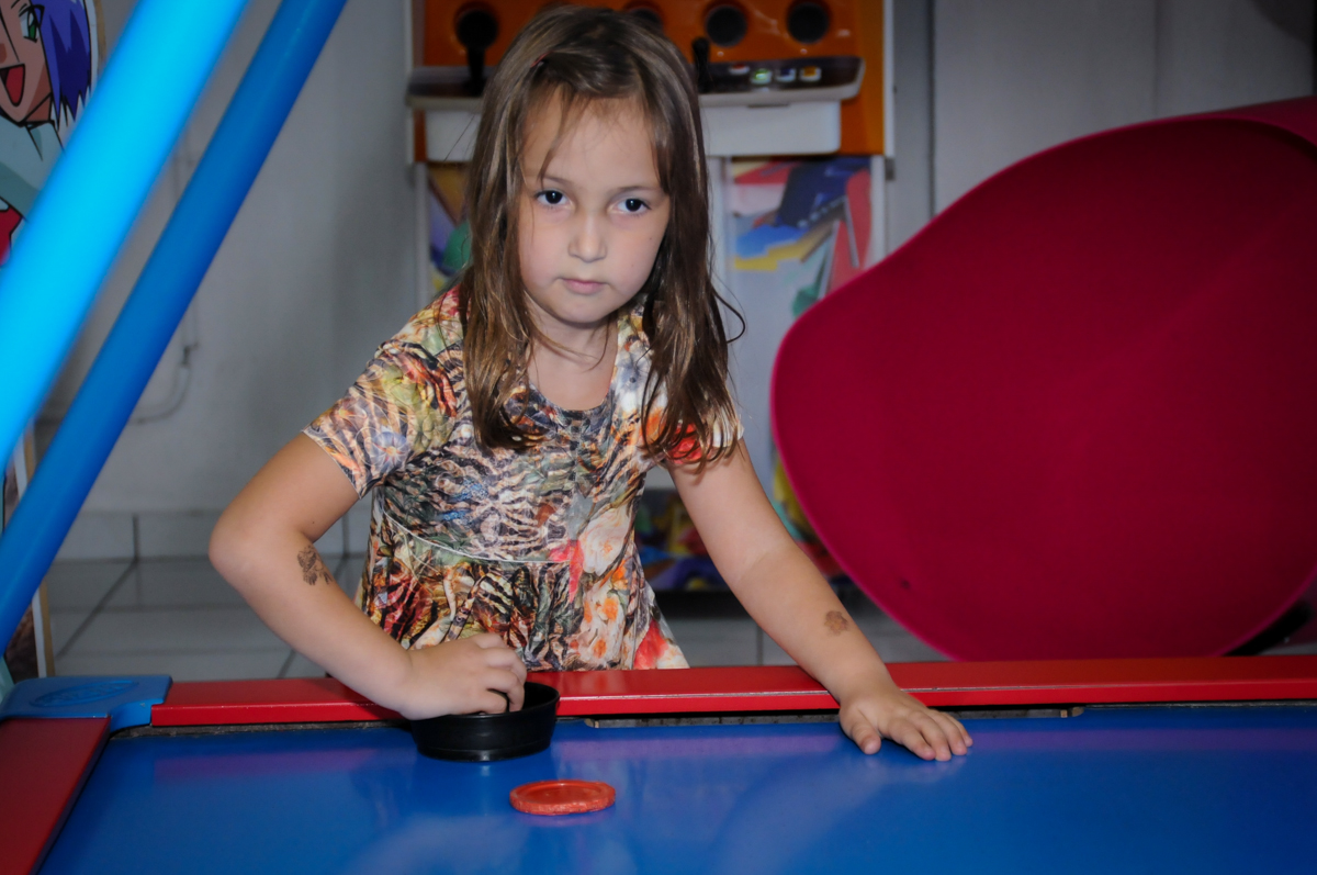 concentração no jogo de futebol de mesa no