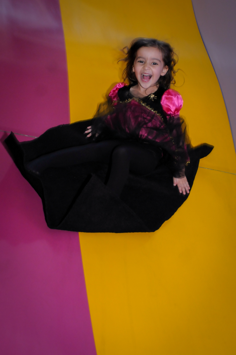 escorregando no escorregador no Buffet Magic Joy, Saúde