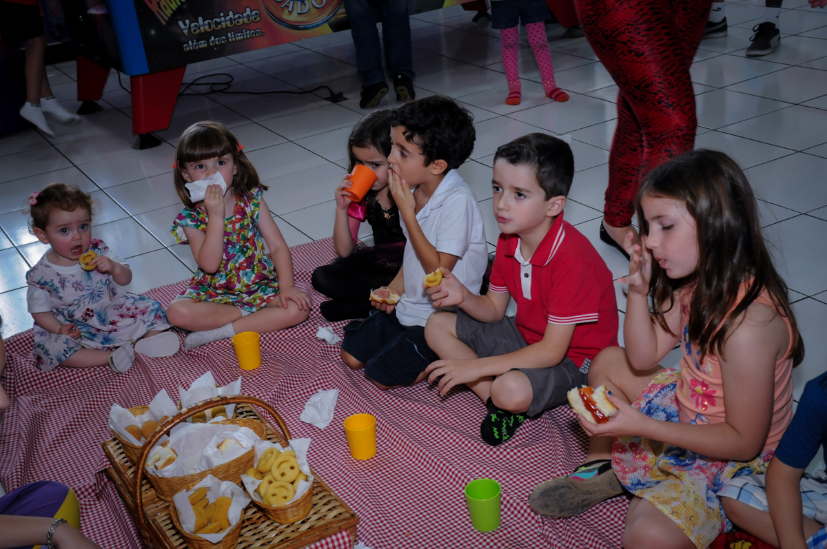 as crianças participam do lanchinho no Buffet Magic Joy, Saúde