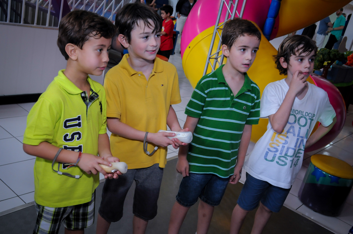 brincando no x box no Buffet Magic Joy, Saúde